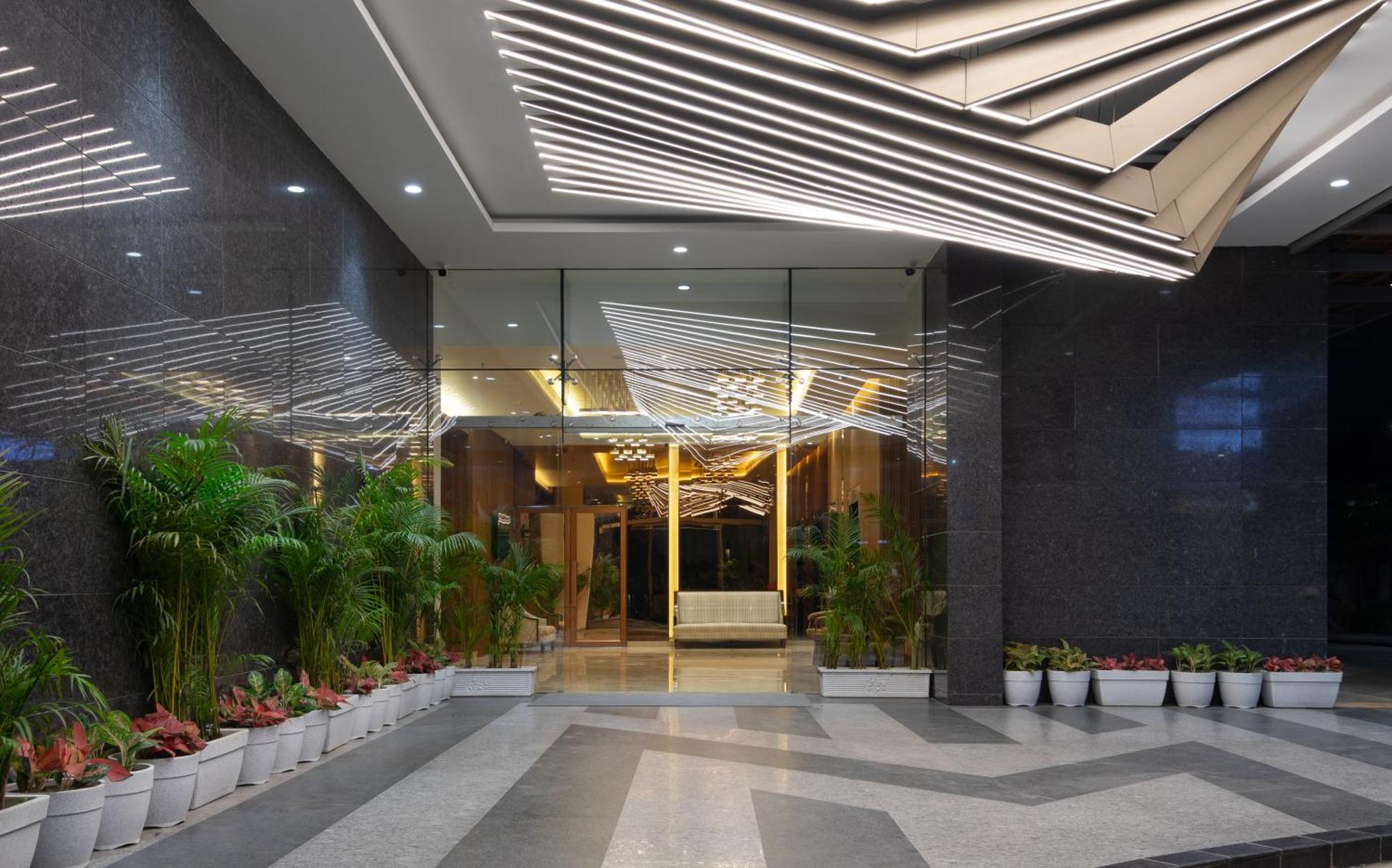 Hometel Alambagh Lucknow - A Sarovar Hotel Luaran gambar
