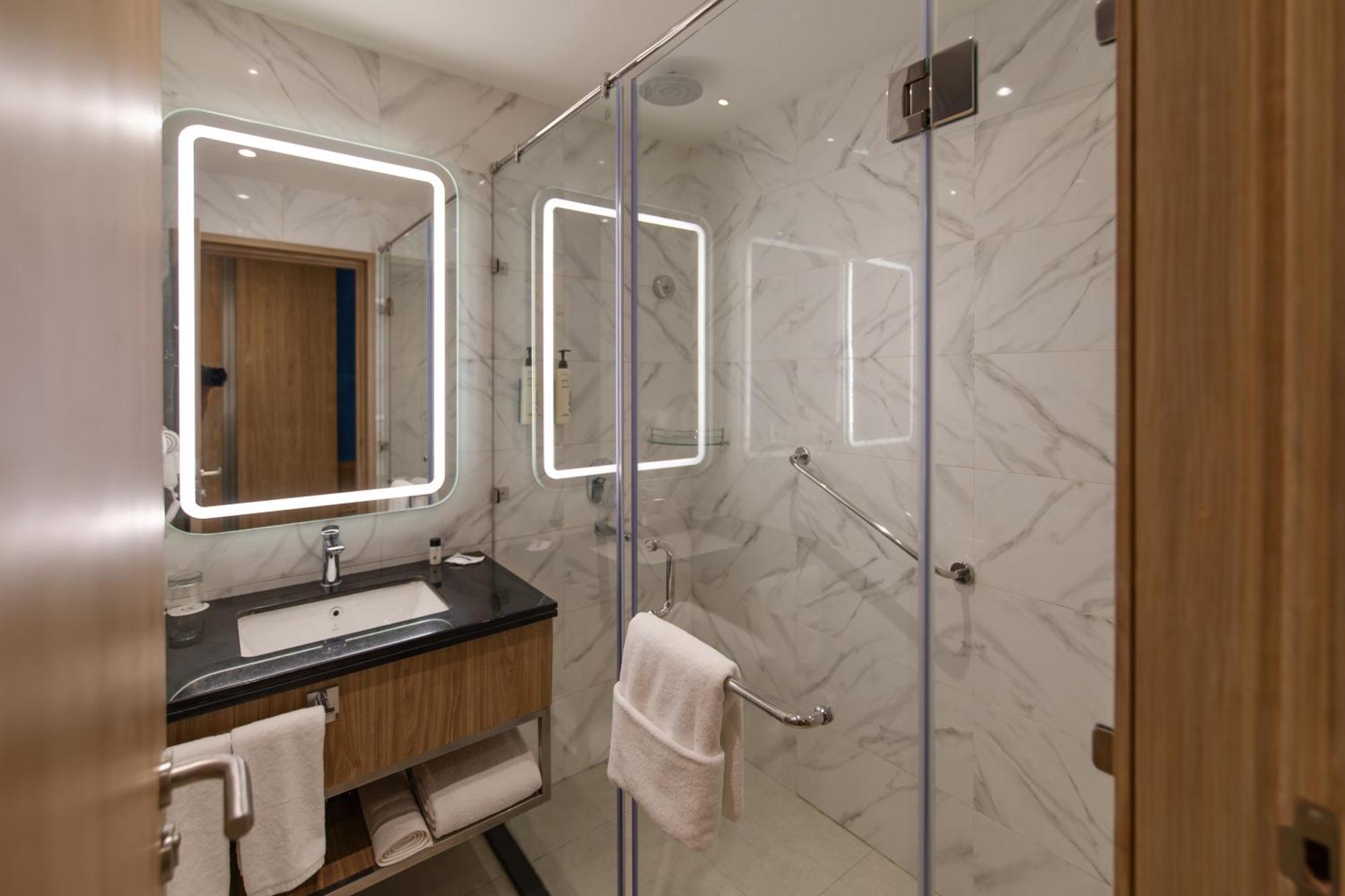 Hometel Alambagh Lucknow - A Sarovar Hotel Luaran gambar