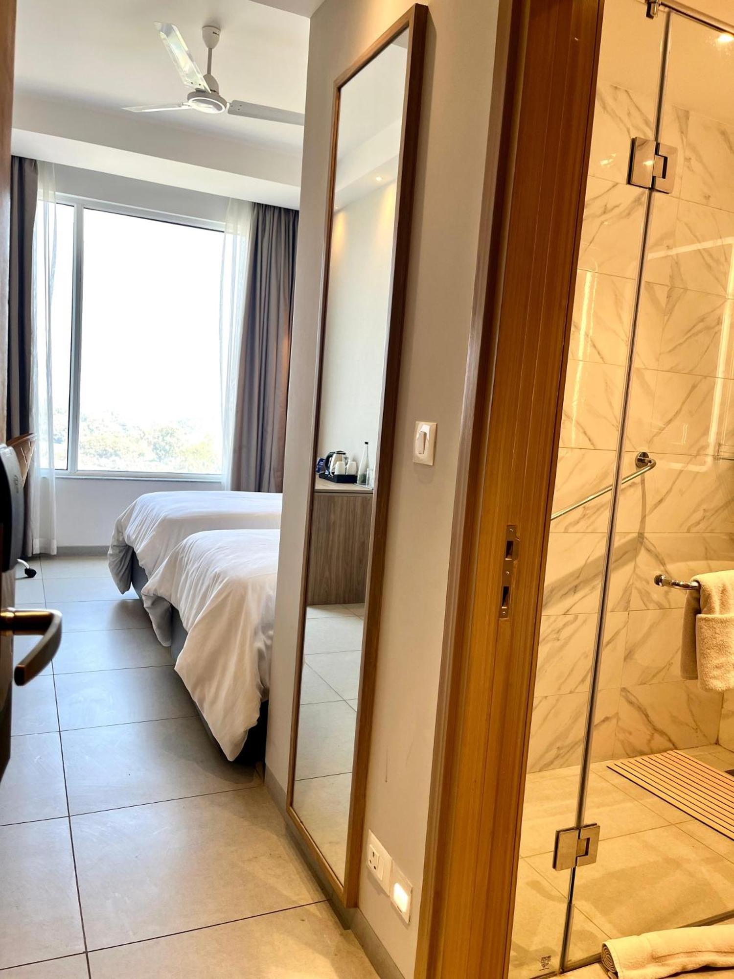 Hometel Alambagh Lucknow - A Sarovar Hotel Luaran gambar